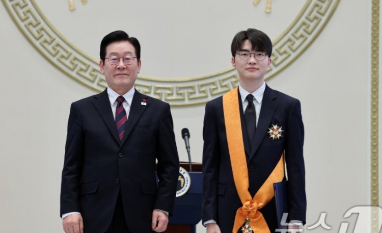 韩媒：李在明总统向职业游戏玩家Faker李相赫颁发了青龙勋章